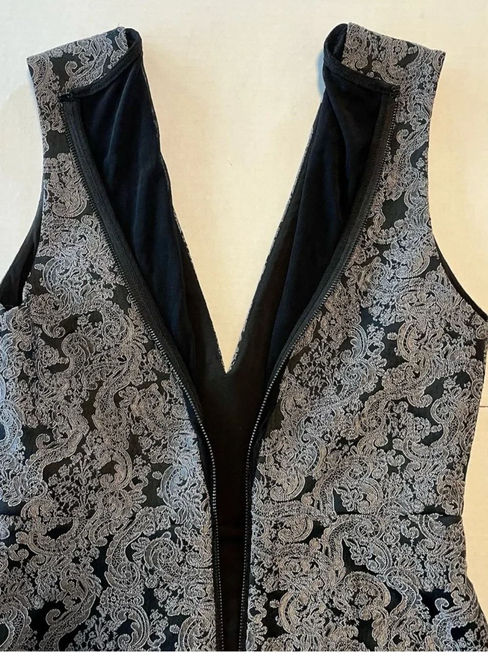 Alice + Olivia Baylee in Grey Black Brocade Lace V-neck Sheath Dress Size 4